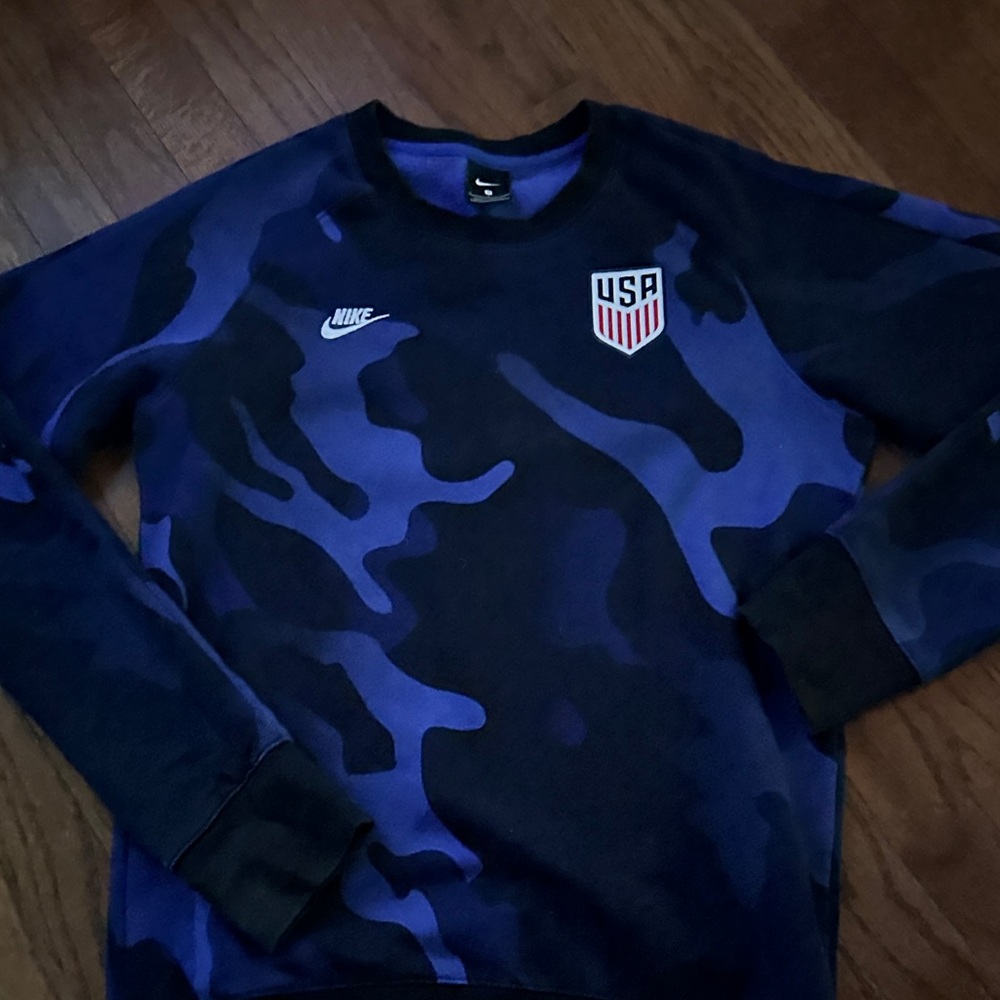 Nike Men's Navy and Black Camo Crewneck Sweater